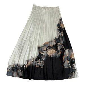 CARLUCCI Chic A-Line Skirt in Black and White
